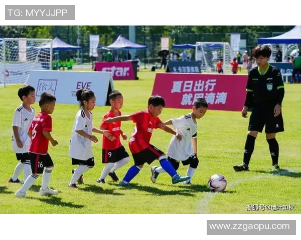 中国球星亲自陪伴孩子走进绿茵场接受专业足球课程训练