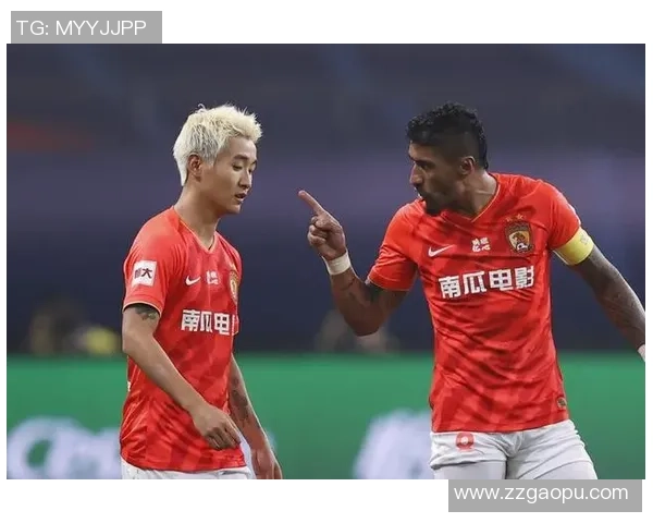 小男孩意外闯入足球场与偶像球星亲密接触感动全场