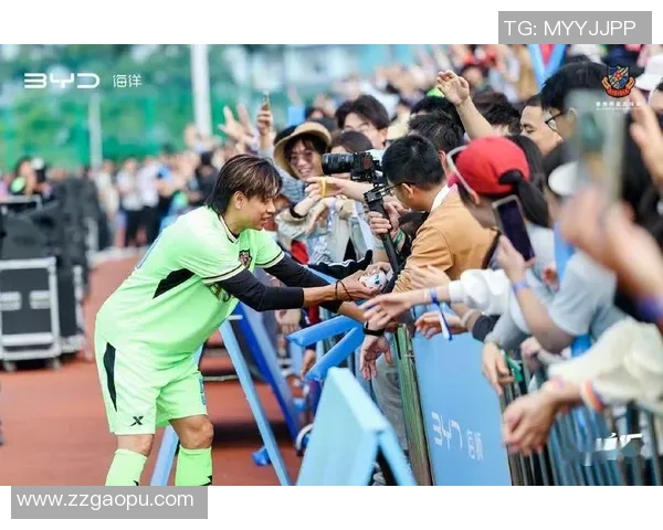 当红明星邂逅绿茵足球巨星跨界互动引发热议与粉丝狂欢